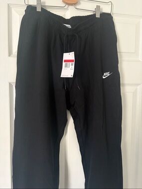Nike Black Sweatpants Standard Fit with Tapered Legs